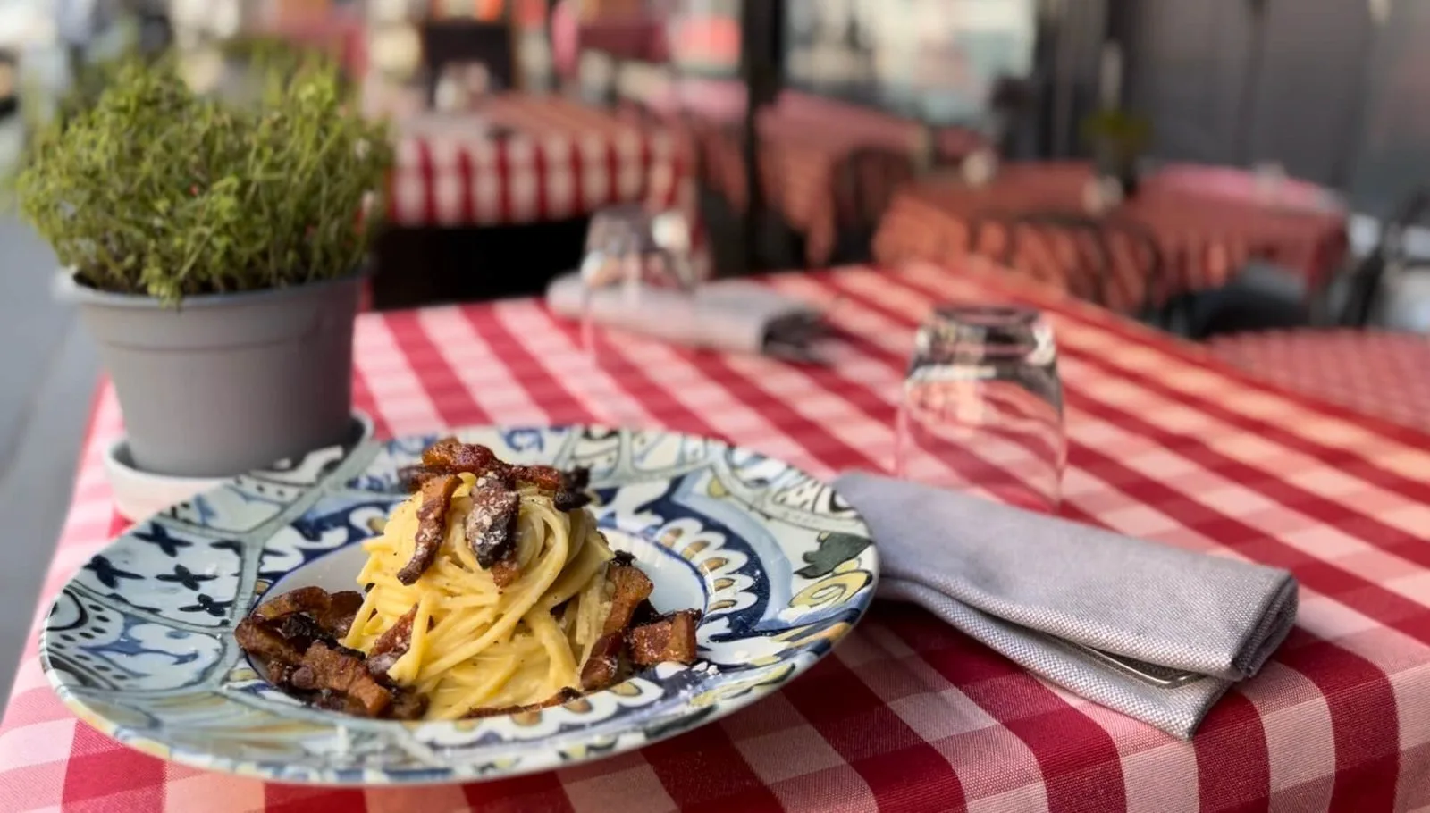 Carbonara sul tavolo a quadri del dehor