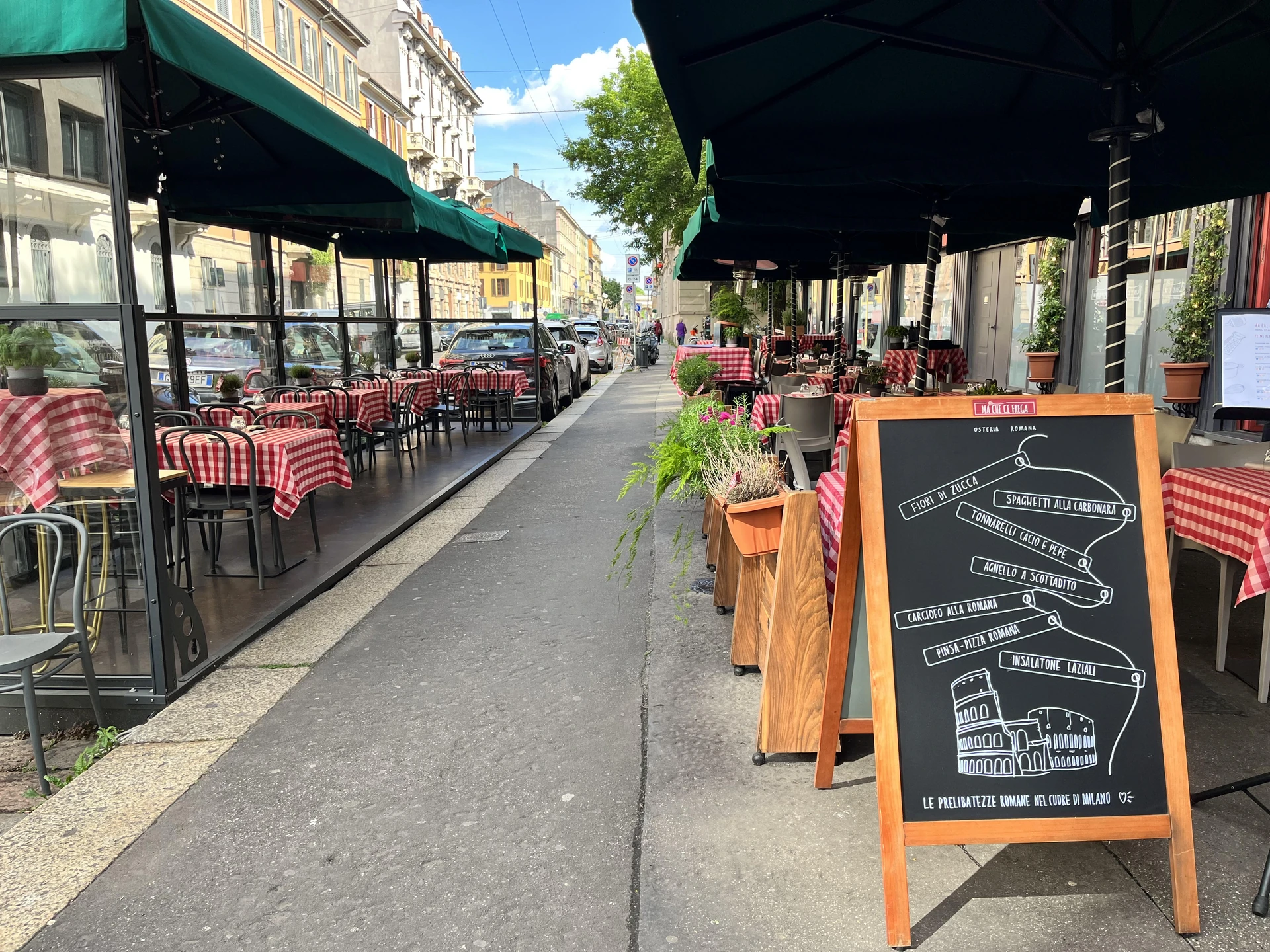 Il dehor del ristorante in Corso di Porta Romana a Milano