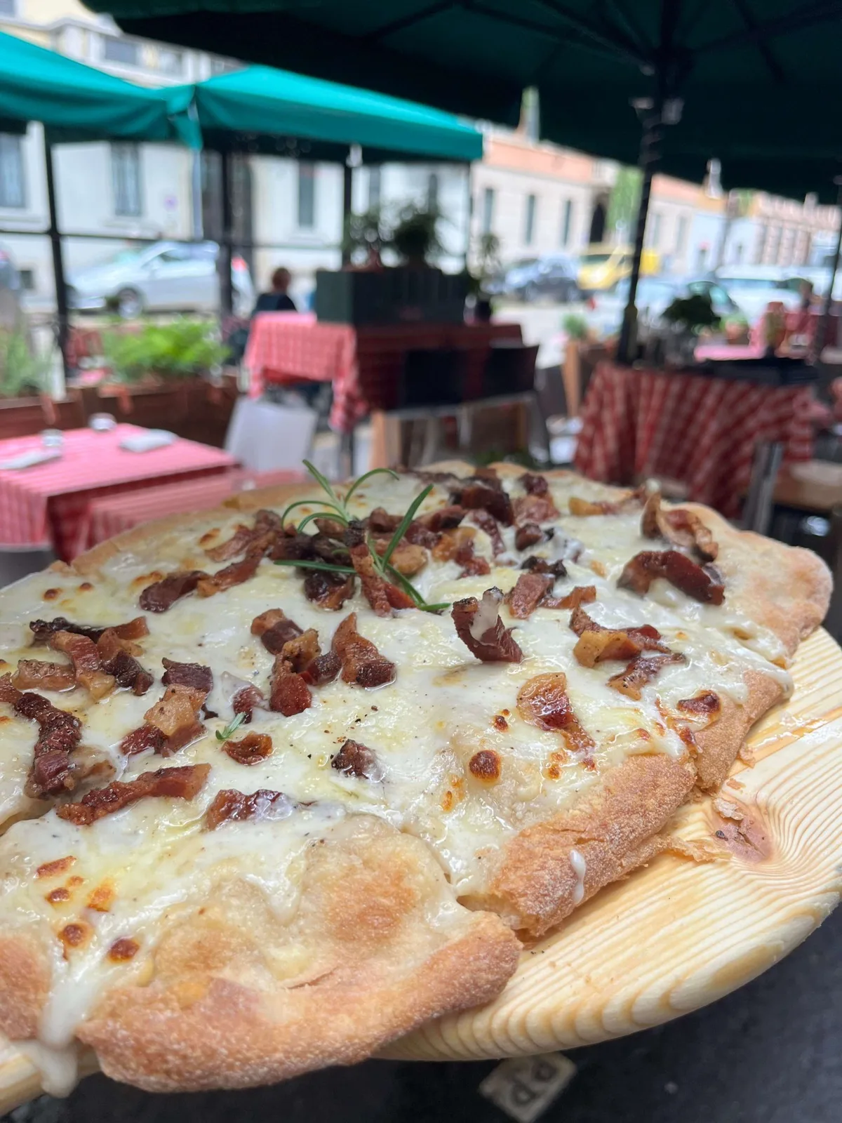 Pinsa romana con guanciale croccante
