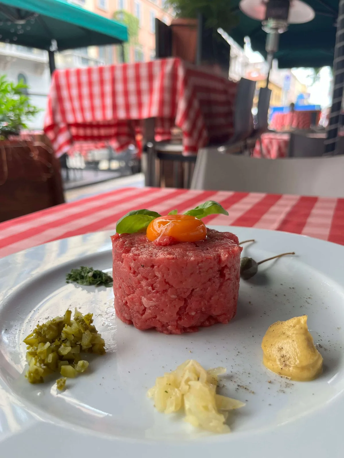 Tartare di bovino con tuorlo marinato e capperi